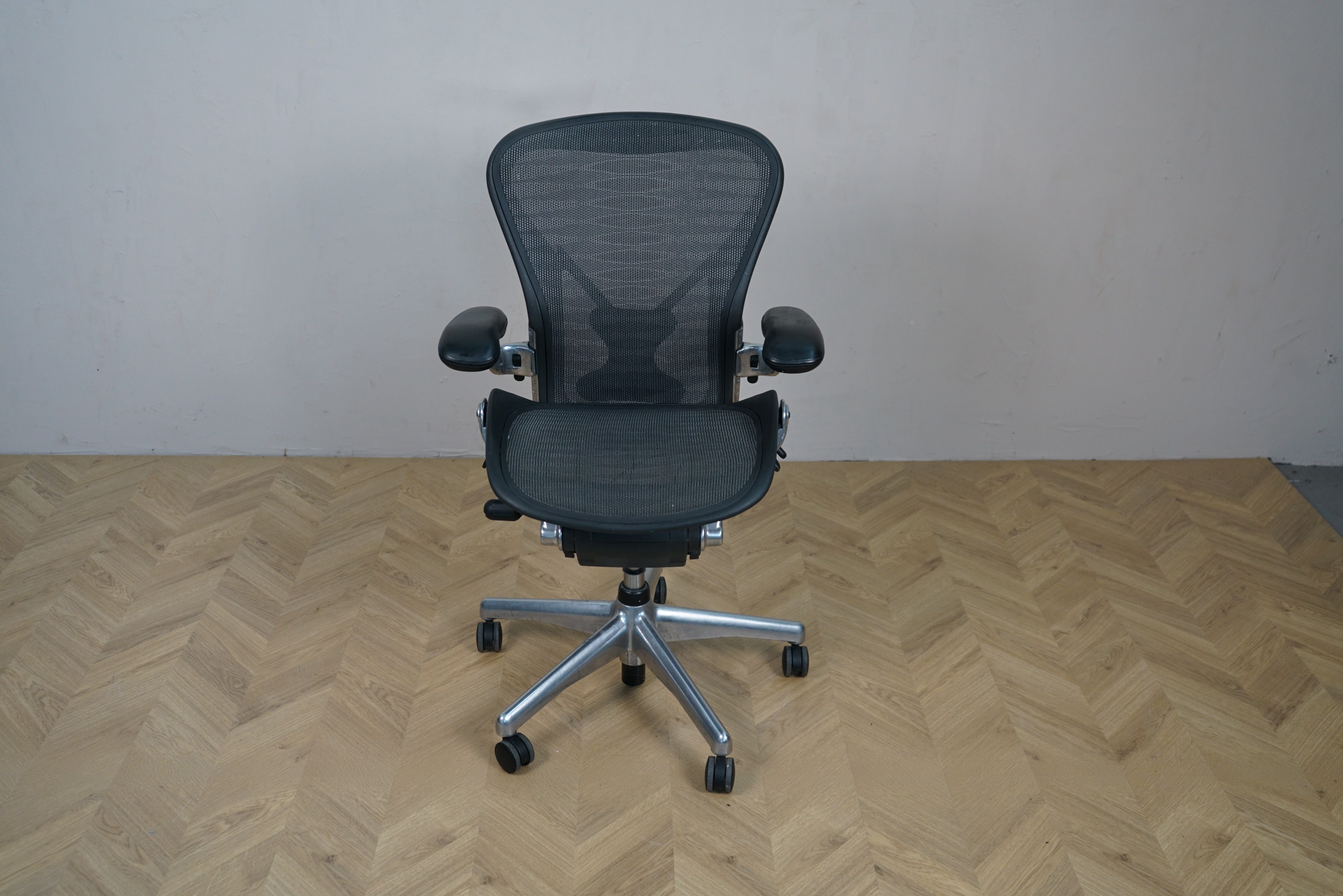 Herman Miller Aeron kontorstol i sort mesh set forfra